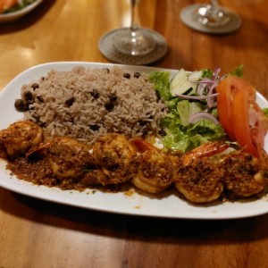 Langostinos al ajillo y arroz con guandu y coco