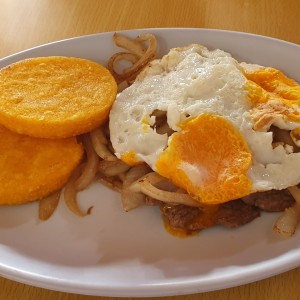 bistec encebollado a caballo