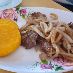 bistec encebollado con tortilla