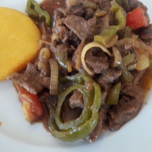 bisteck de carne con tortillas