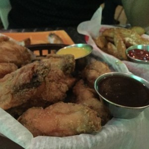 Wings con papas wedges