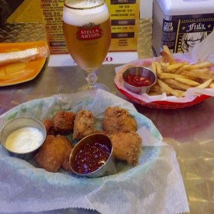 7 boneless wings + salsa Backfire; papas regulares & Stella Artois. Aprox $11.00