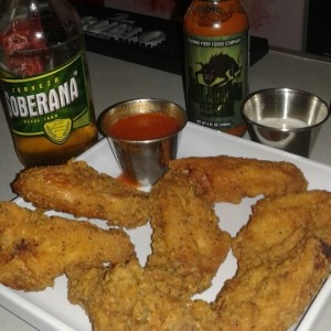 wings con salsa spicy garlic  y un toque de picante chupacabra lo maximo