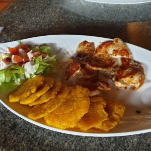 Pollo a la plancha con patacones.