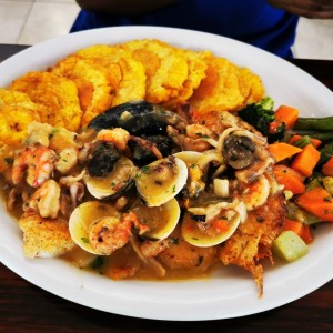 filete de pescado con mariscos