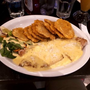 Filete de dorado en salsa de coco y curry con patacones. 