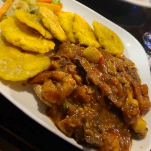 Filete en salsa de mariscos con patacones 