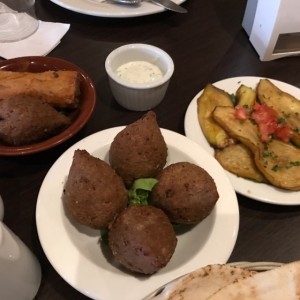 Kibbe, berengenas y empanadas