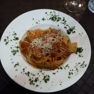 pappardelle con hongos y tomate