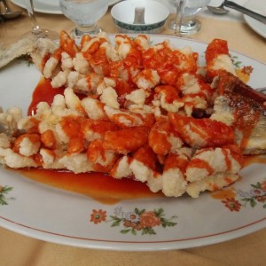 pescado racimo uva salsa agridulce