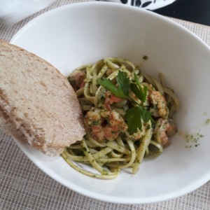 Pasta a la pesto.con camaron