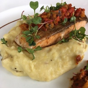 Salmon a la parrilla con salsa mediterranea