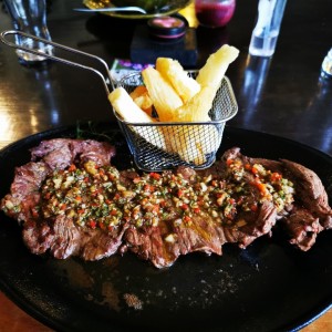 Churrasco con yuca frita