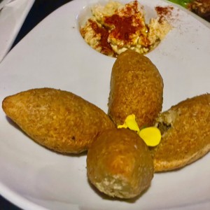 ?????? (Delicioso Kibbeh Tradicional servido con Hummus)