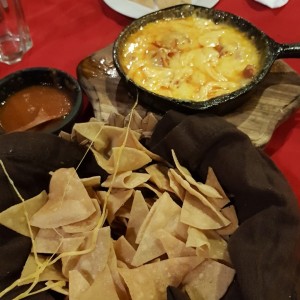 Queso fundido con chorizo