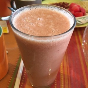 Licuado de guineo con fresas