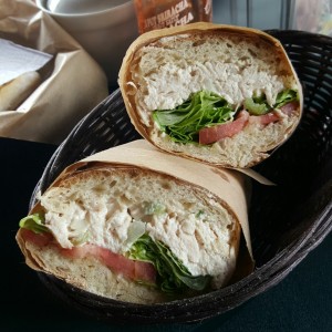 Emparedado de pollo en pan ciabatta