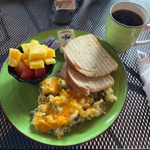 Huevos con espinacas y hongos