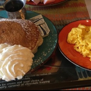 pancakes de mora y huevos revueltos