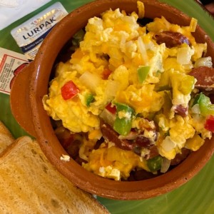 Campesino Scrambled con tostadas