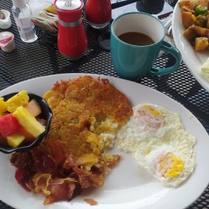 papa rallada con huevos y tocino