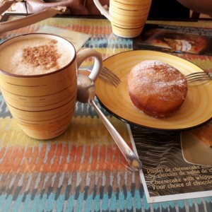 Capuccino y Donut con crema