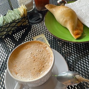 Capuccino y empanada de espinaca