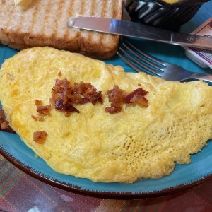 omelette con queso y jamon y bacon frutas 