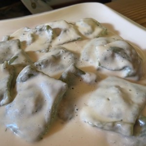 Ravioli de ricotta y espinaca en salsa blanca