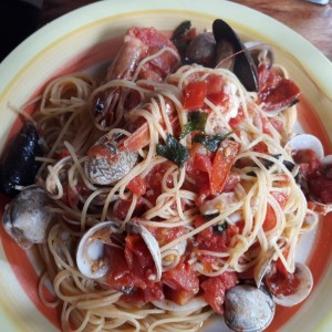 pasta con camarones en salsa roja