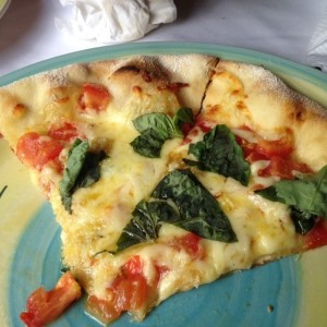 focaccia con tomates y albahaca