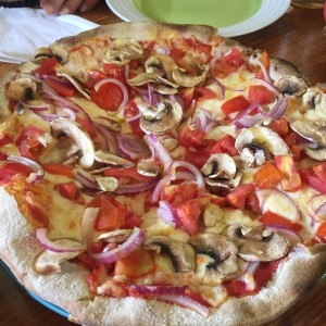 pizza de hongos, tomate y cebolla