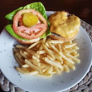 Hamburguesa con papas fritas