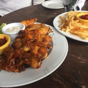 alitas de pollo con sus salsas 