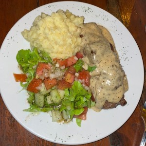 filete a la pimienta con pure y ensalada