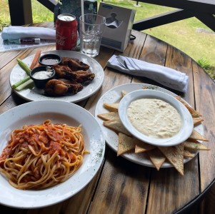 Pasta, wigs y dip de alcachofa