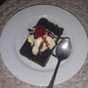 Brownie calientito con helado de vainilla