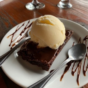 Brownie con helado