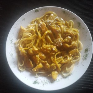 Pasta con pollo al curry y mango chutney