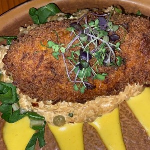 Pollo frito con coco y risotto de guandu 