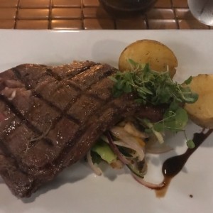 Ribeye con Legumes y Ensalada