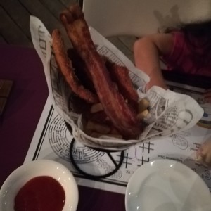 Chicken fingers con tira de bacon