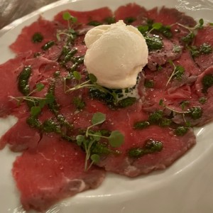 Carpaccio de res con helado de parmesano