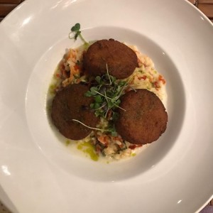 falafel y risotto de tomates secos con espinaca