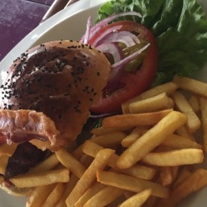 hamburguesa con papas fritas y ensalada