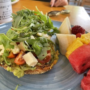 Tostada caprese