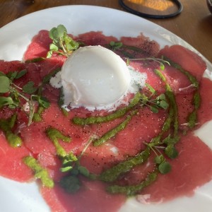 Carpaccio de res y helado de parmesano