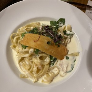 Pasta alfredo de pollo y espinaca 