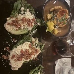 Ensalada César a la Parrilla y Camarones ala Rock