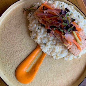 Salmon con rissotto de hierbas 